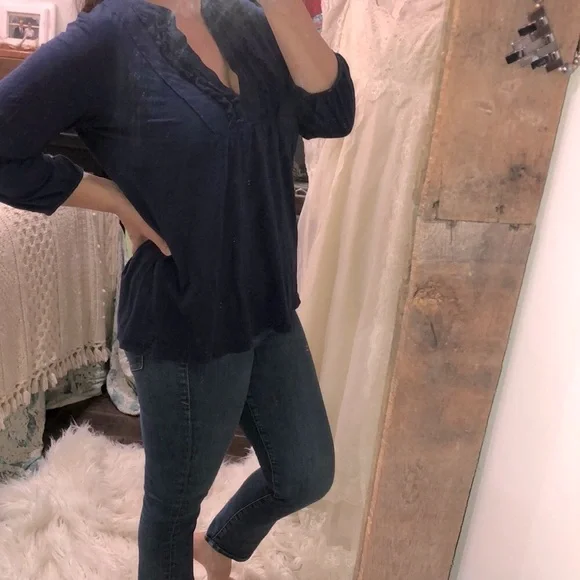 Lilly Pulitzer navy blue top size large ruffle detail Pima cotton - Picture 2 of 5